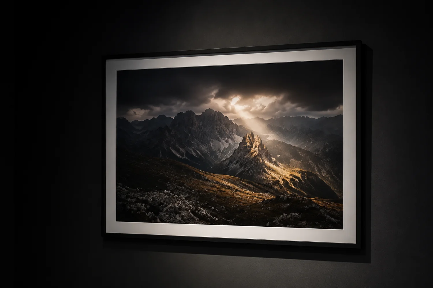 Ilustrativní ukázka velkého fotografického výtisku horské krajiny v galerii